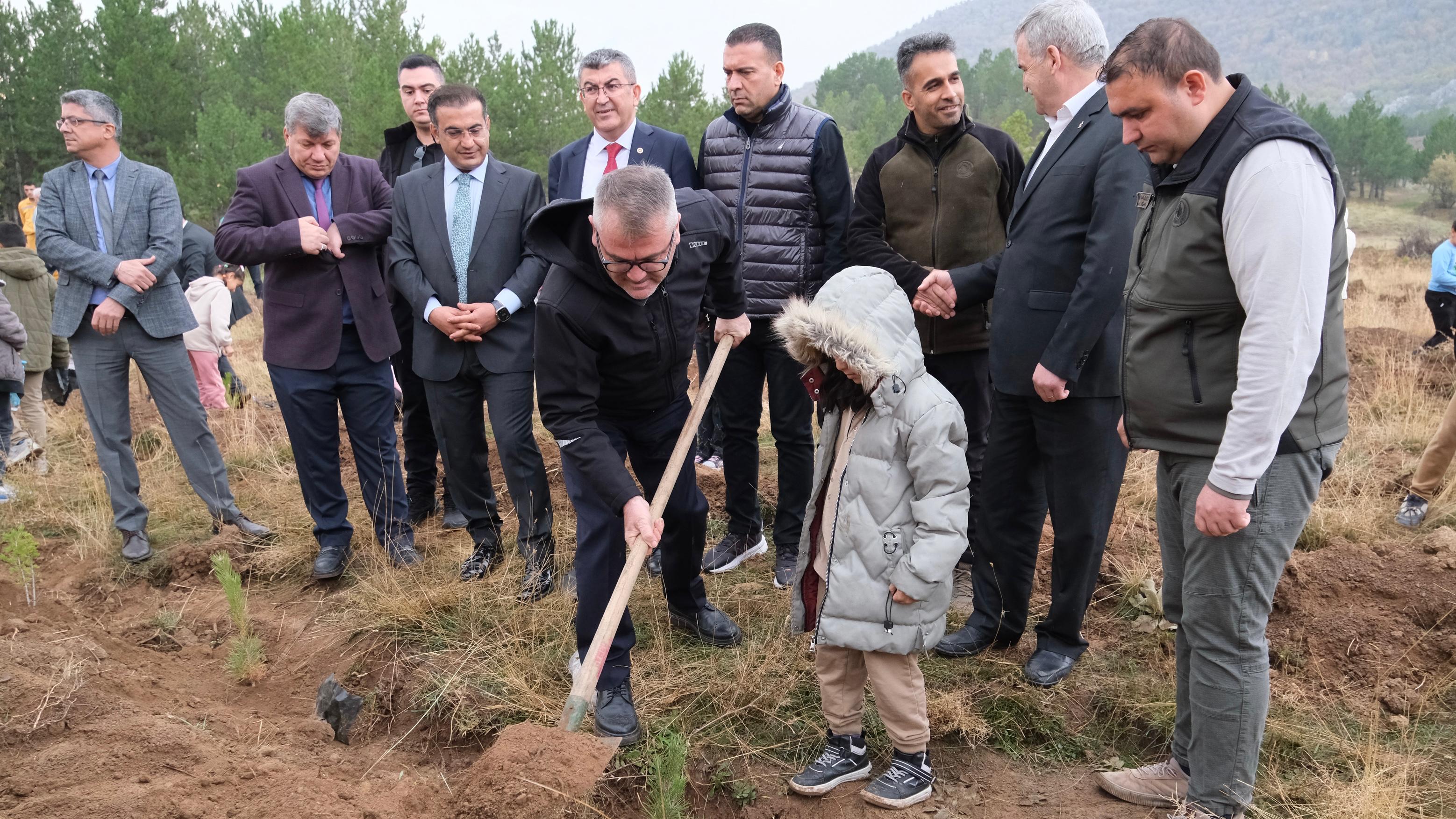 BAŞKAN USTAOĞLU, MİNİK YÜREKLERLE FİDAN DİKTİ