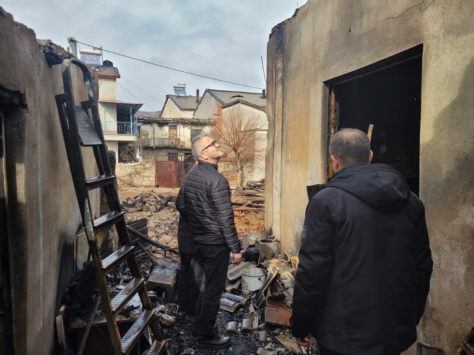  BAŞKAN USTAOĞLU’NDAN EVİ YANAN AİLEYE ZİYARET 