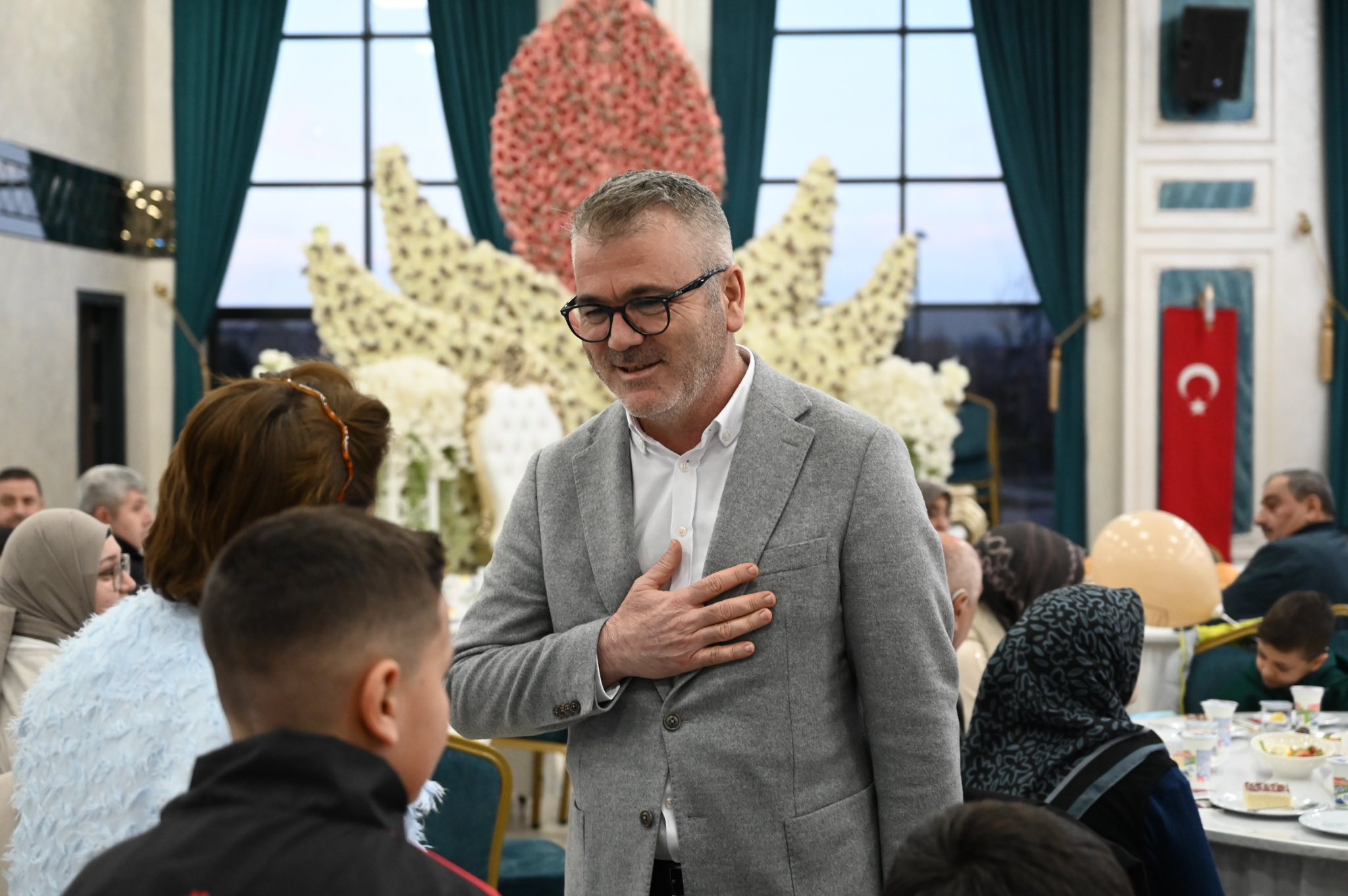 BAŞKAN USTAOĞLU ÖKSÜZ VE YETİM ÇOCUKLARLA BULUŞTU 