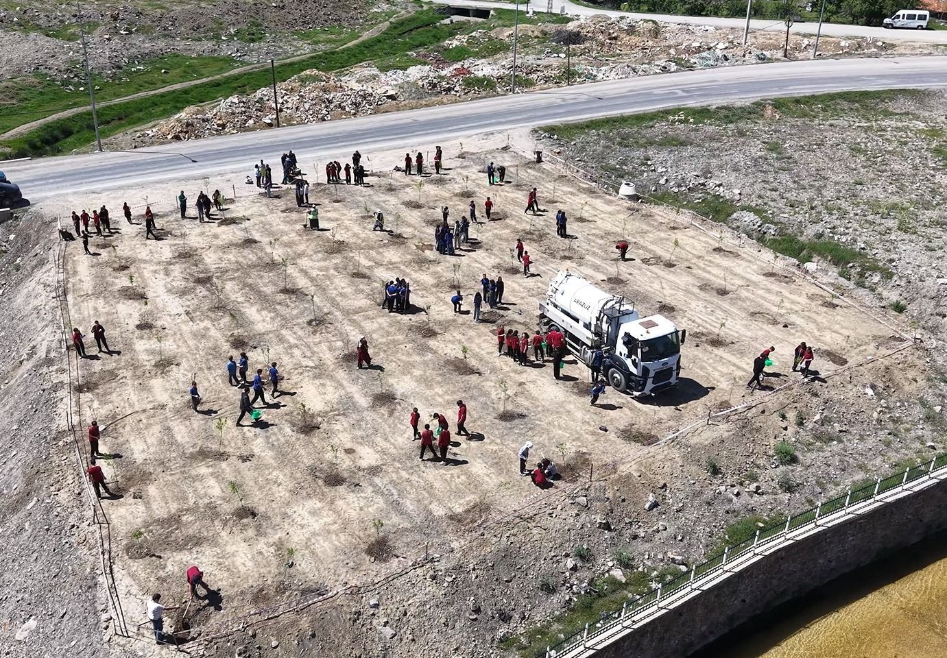 MEYVE FİDANLARI TOPRAKLA BULUŞTU