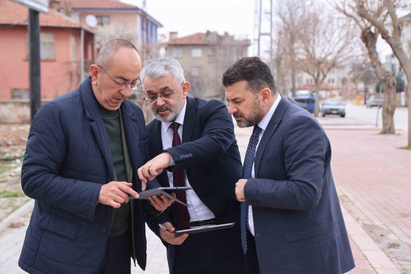 ŞEHİR TRAFİĞİNİ RAHATLATAN PROJELERLE; MERAM’DA DEĞİŞİM HIZ KESMİYOR! 