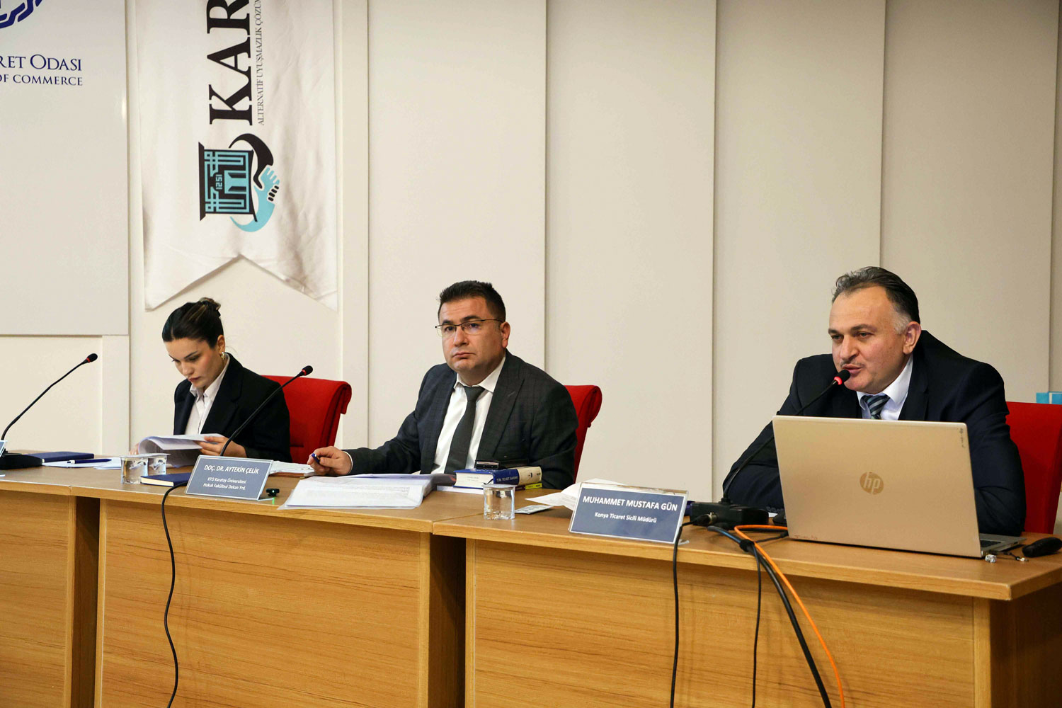 TİCARET SİCİLİ SÜREÇLERİ, HUKUK FAKÜLTESİ ÖĞRENCİLERİ VE MEZUNLARIYLA UYGULAMALI OLARAK ELE ALINDI