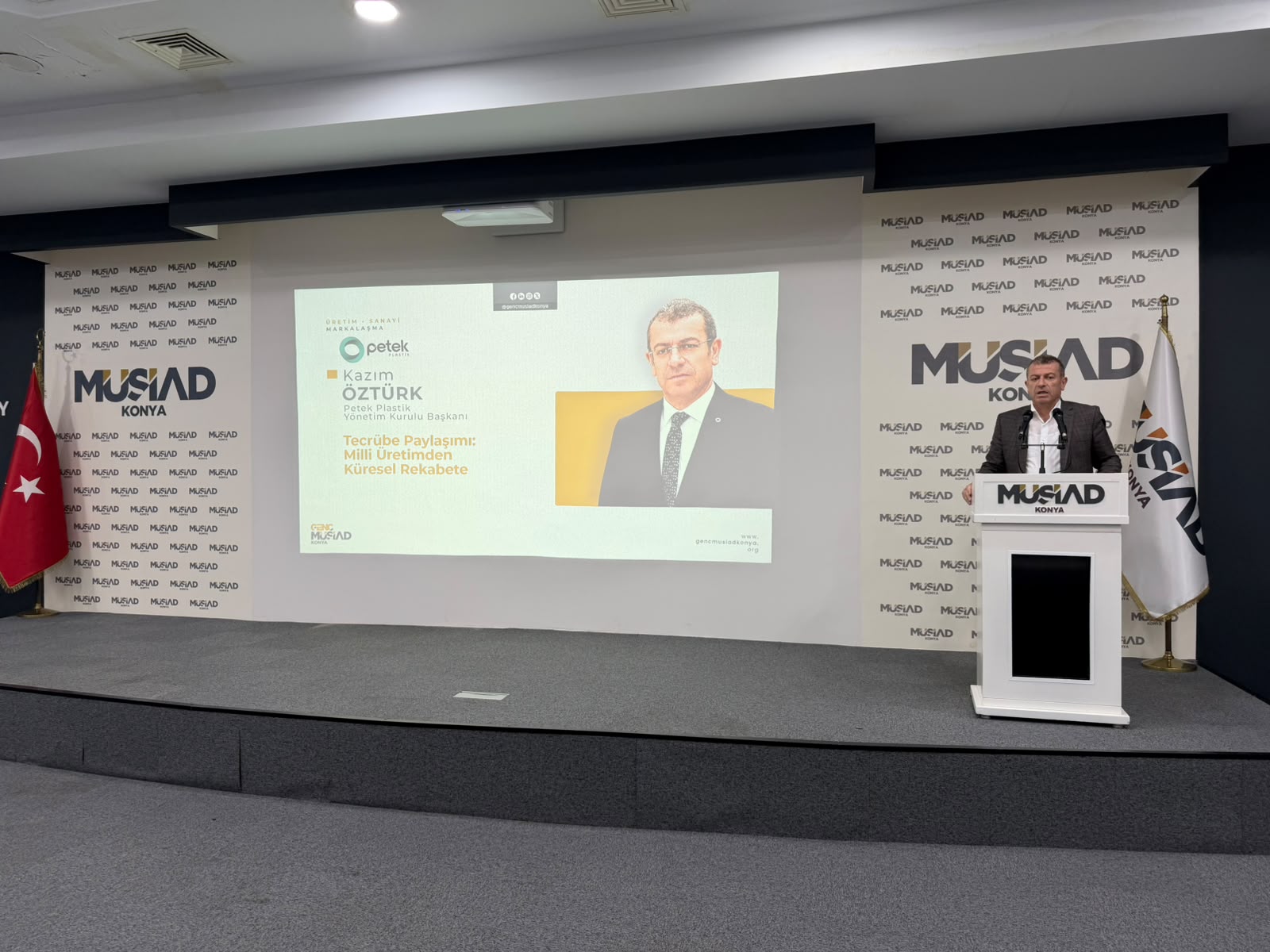 PETEK PLASTİK YÖNETİM KURULU BAŞKANI KAZIM ÖZTÜRK,  BAŞARI HİKÂYESİNİ GENÇ İŞ İNSANLARIYLA PAYLAŞTI