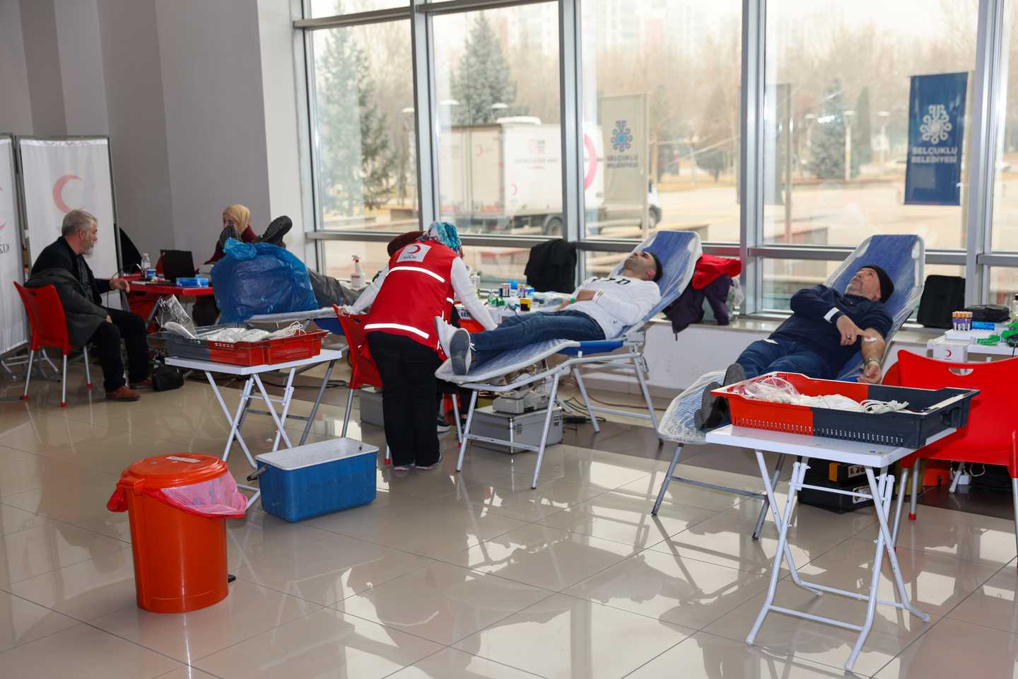 SELÇUKLU BELEDİYESİ PERSONELİ VE VATANDAŞLARDAN KAN BAĞIŞI KAMPANYASINA DESTEK