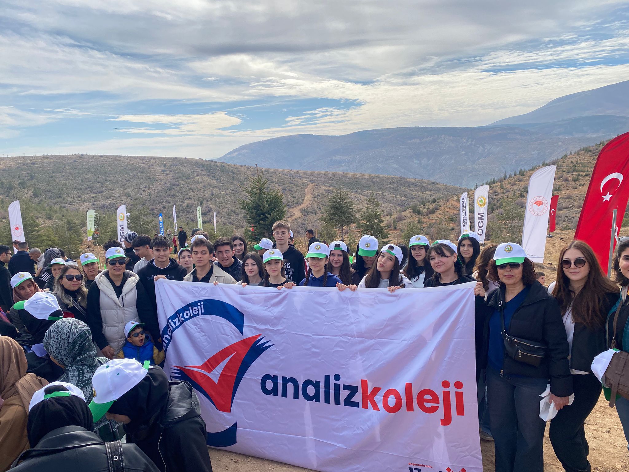 ANALİZ KOLEJİ, YANGIN ŞEHİDİ KONYALI MUHARREM CAN ORMANINA AĞAÇ DİKEREK ANDILAR