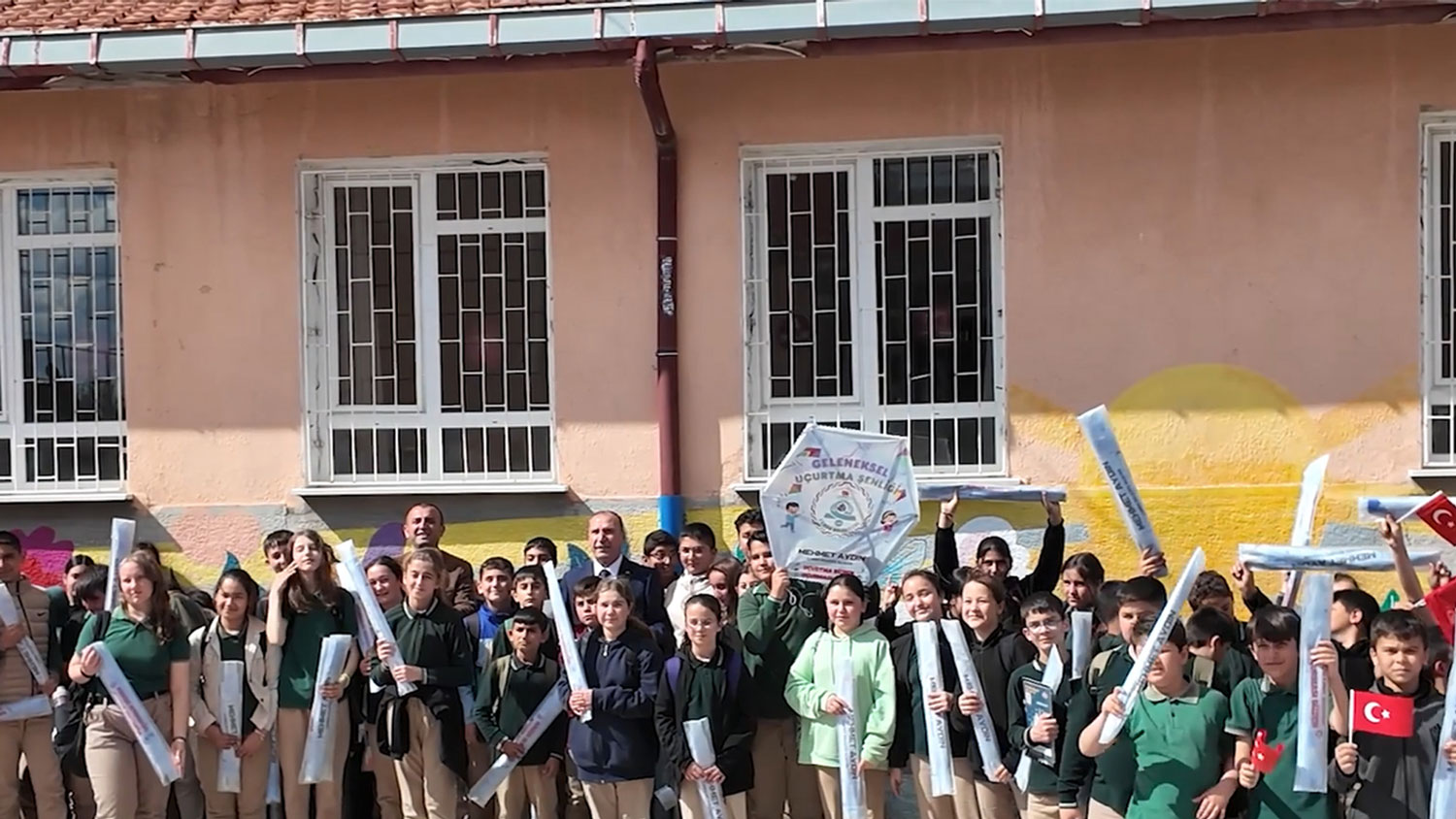  ÇUMRA BELEDİYESİ OKULLARDA UÇURTMA DAĞITTI 