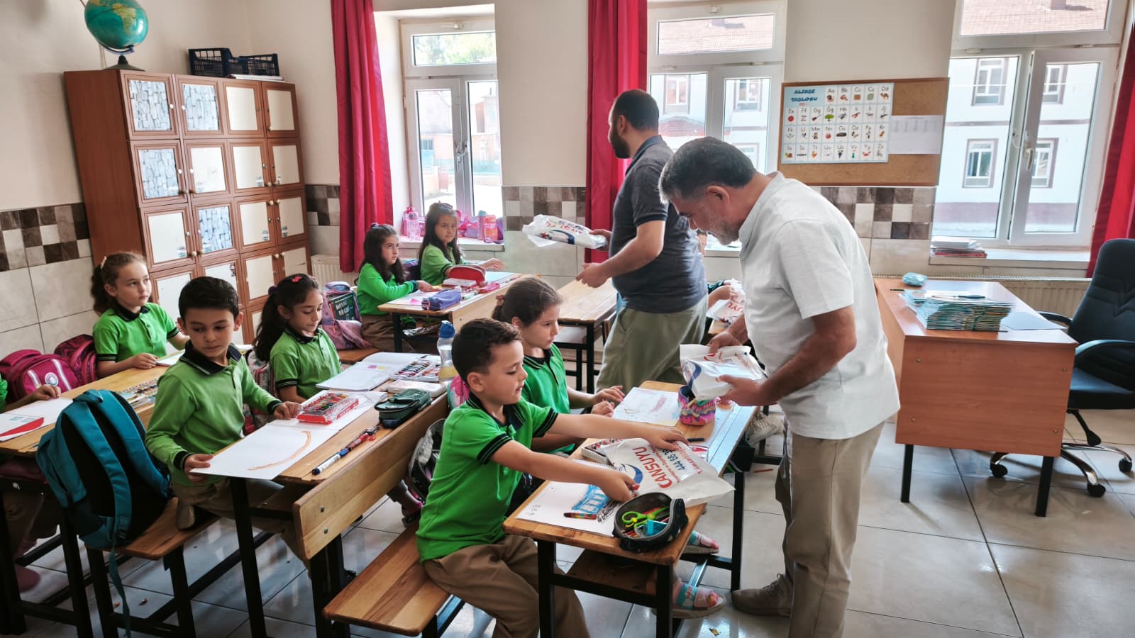 Cansuyu Yardımlaşma ve Dayanışma Derneği Konya Temsiliciliğinden Öğrencilere Kırtasiye Desteği