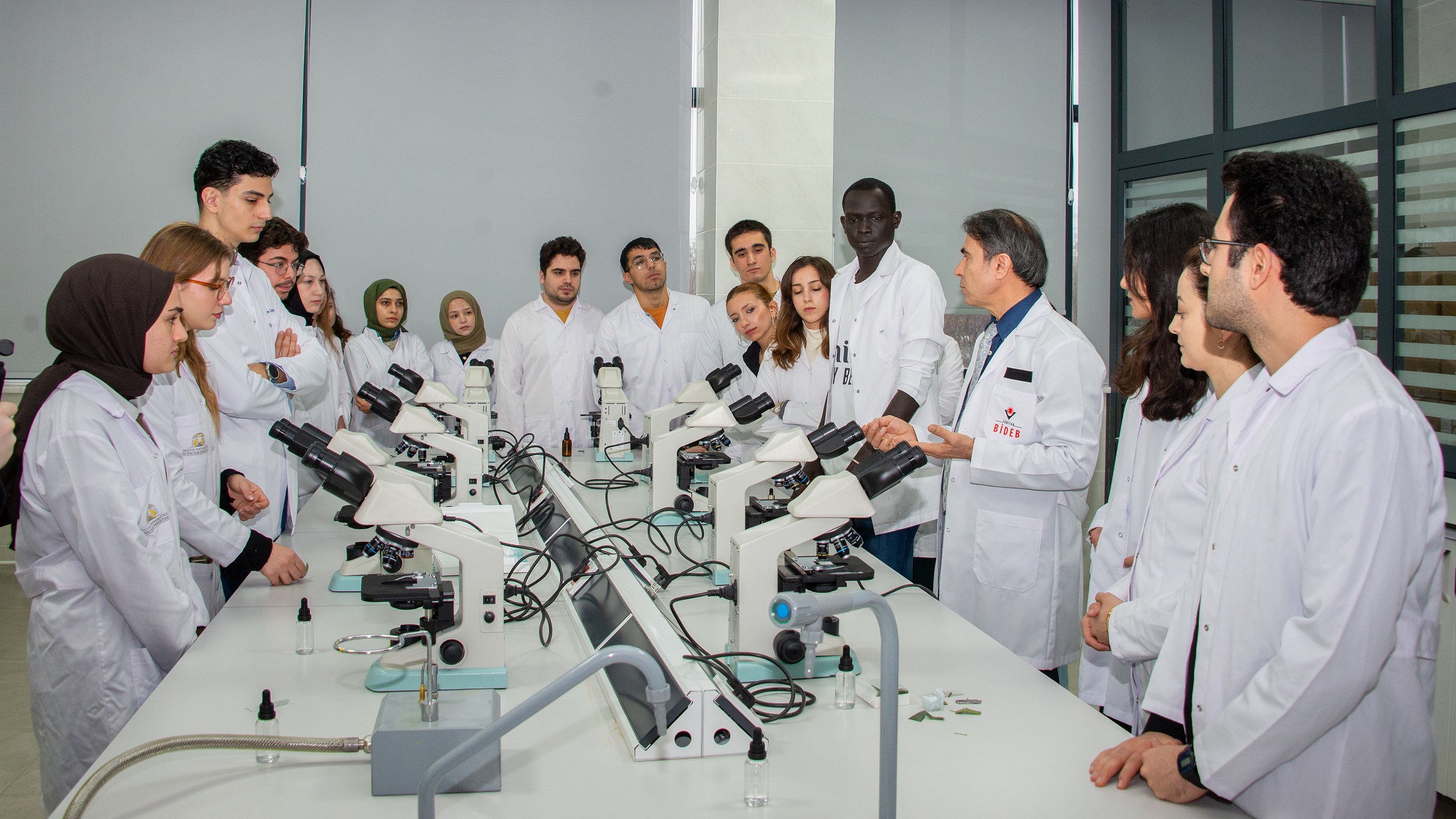 ECZACILIK FAKÜLTESİ, AKADEMİSYENLERE VE ÖĞRENCİLERE ÖNEMLİ FIRSATLAR SUNUYOR