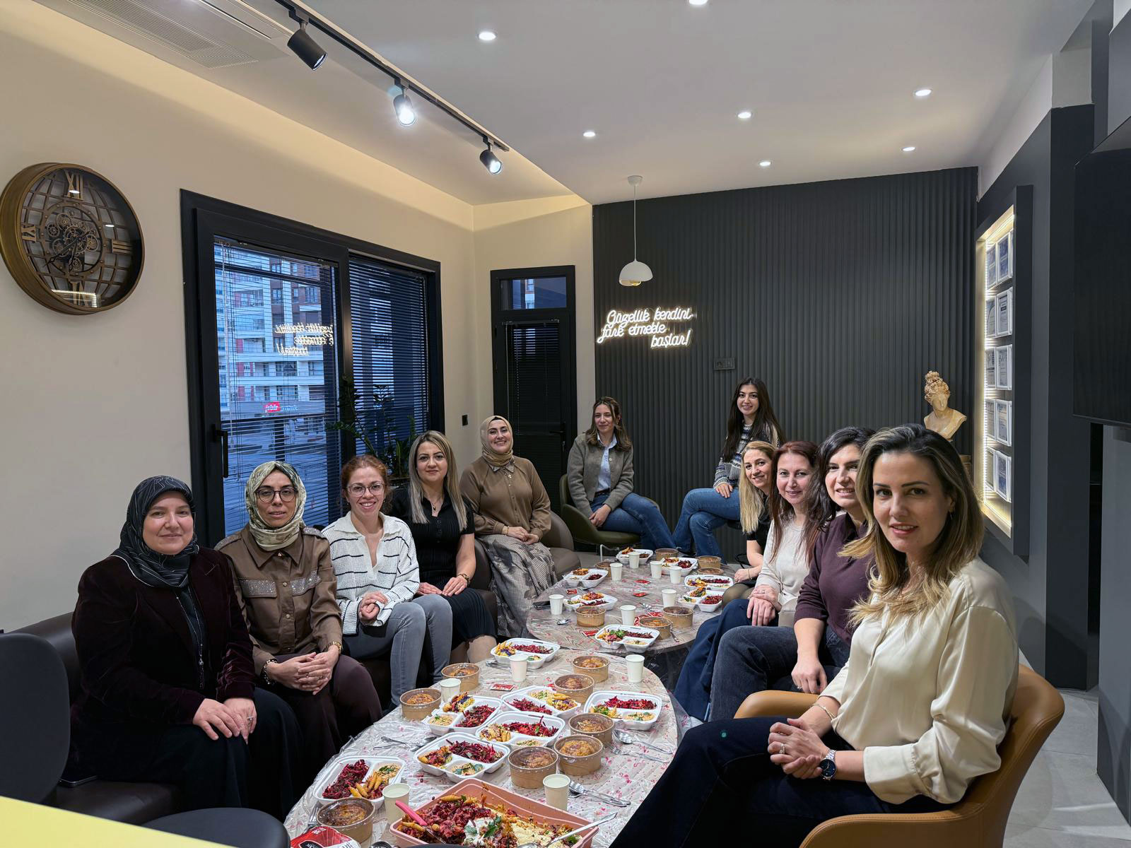 HEKİMLER VE SAĞLIK ÇALIŞANLARI UZM. DR.NESİBE CUMBUL’UN KLİNİĞİNDE İFTAR YAPTI