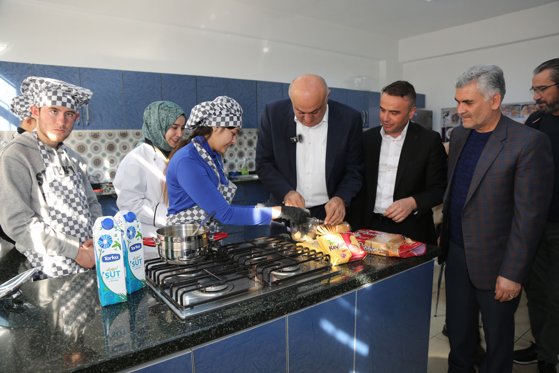 BAŞKAN ERKOYUNCU, ÖZEL EĞİTİM ÖĞRENCİLERİYLE BULUŞTU