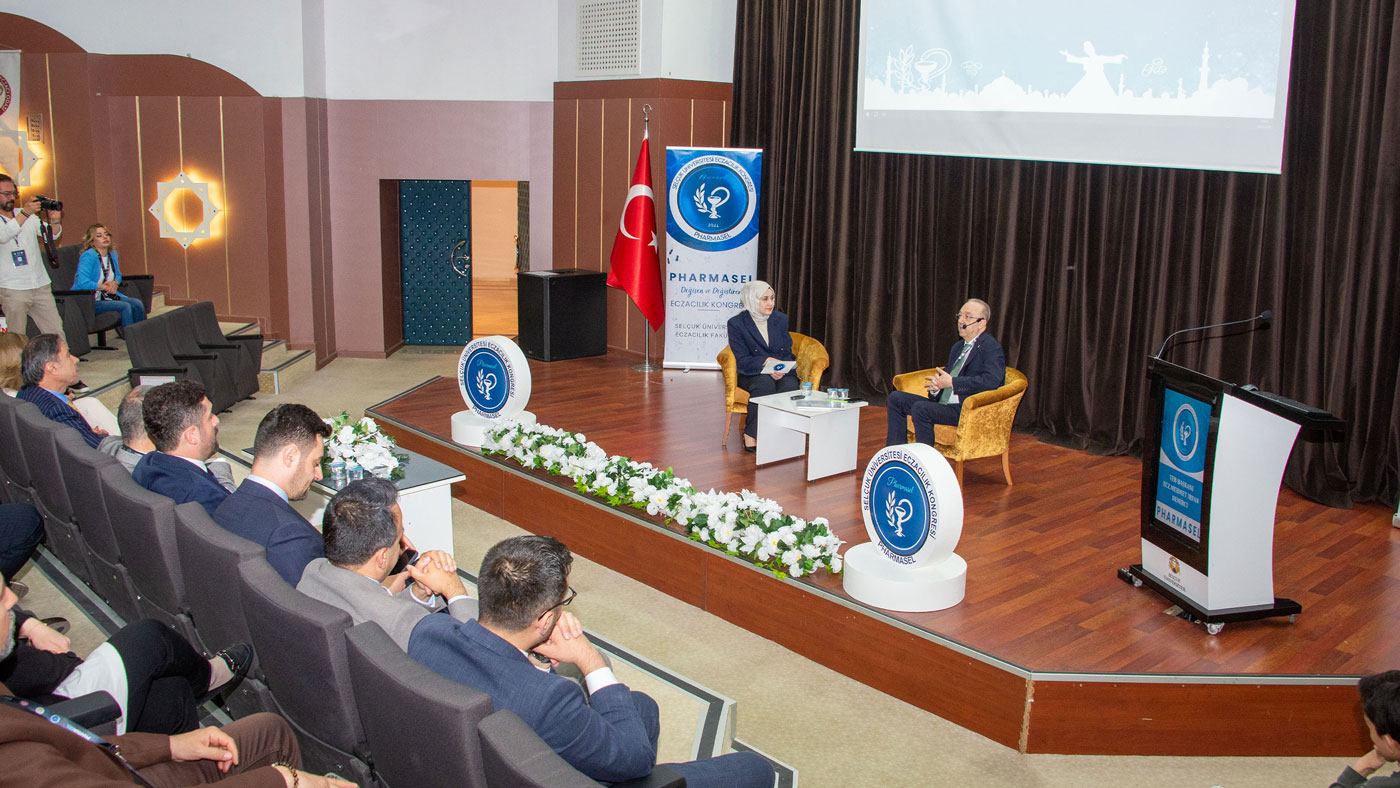 SELÇUK ÜNİVERSİTESİNDE ECZACILIĞIN GELECEĞİ KONUŞULDU