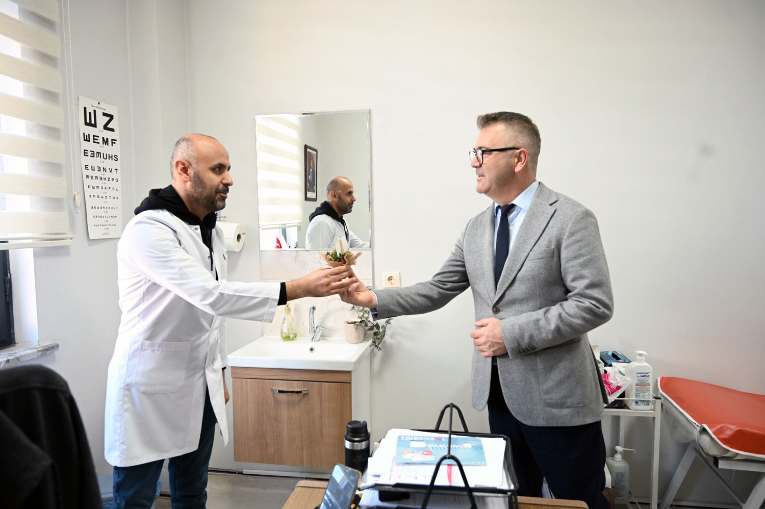 BAŞKAN USTAOĞLU’NDAN  SAĞLIK ÇALIŞANLARINA ZİYARET 