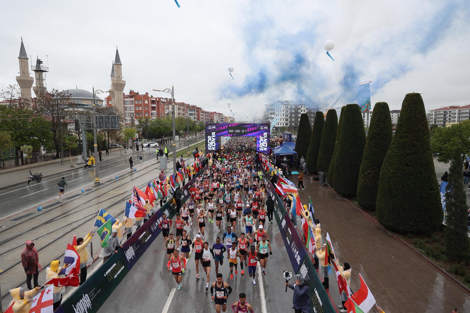 KONYA YARI MARATONU’NDA 56 ÜLKEDEN 7 BİN 500 SPORCU İYİLİK İÇİN KOŞTU