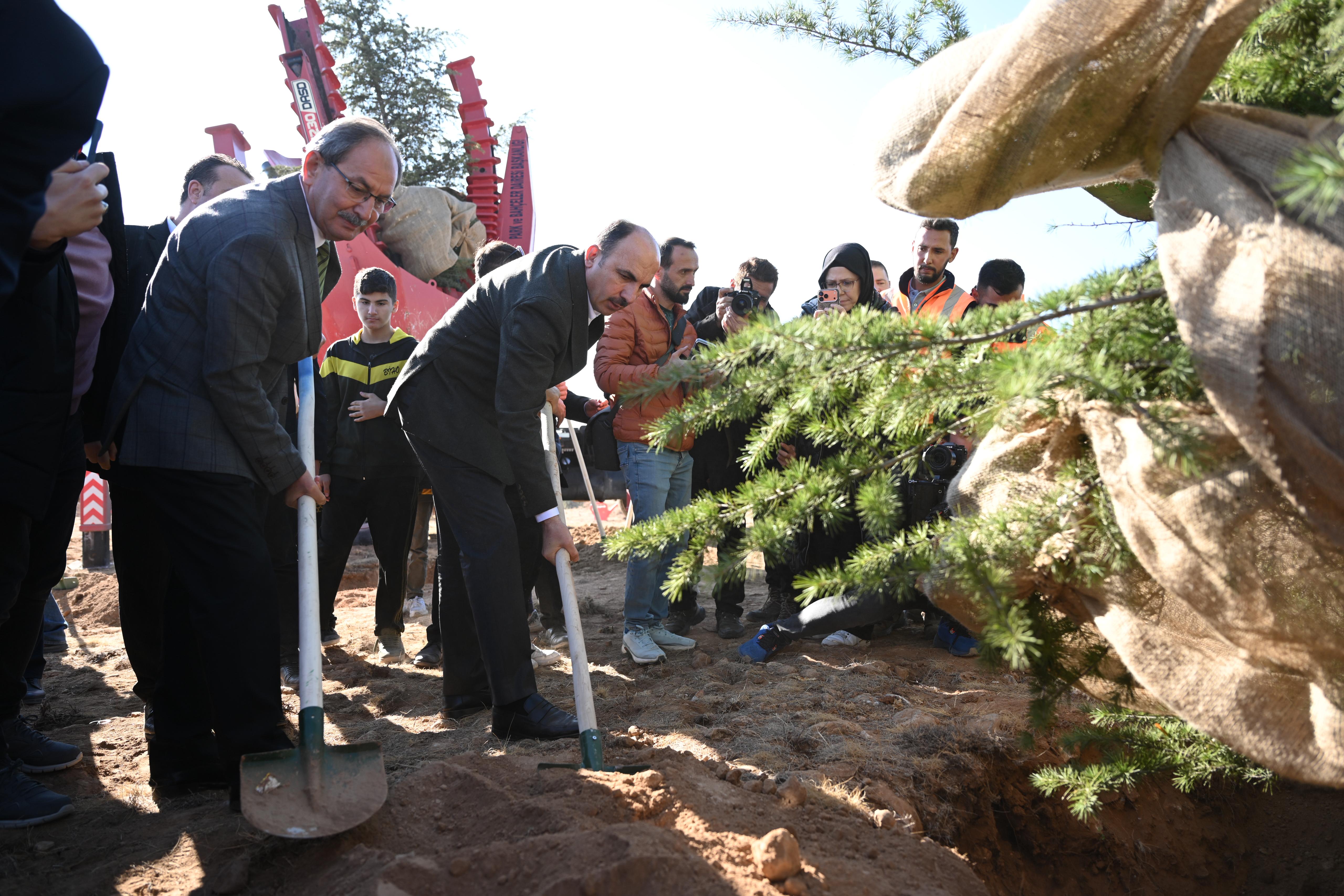 BAŞKAN ALTAY “GELECEĞE NEFES KONYA’YA HAYAT” PROGRAMINDA ÖĞRENCİLERLE FİDAN DİKTİ
