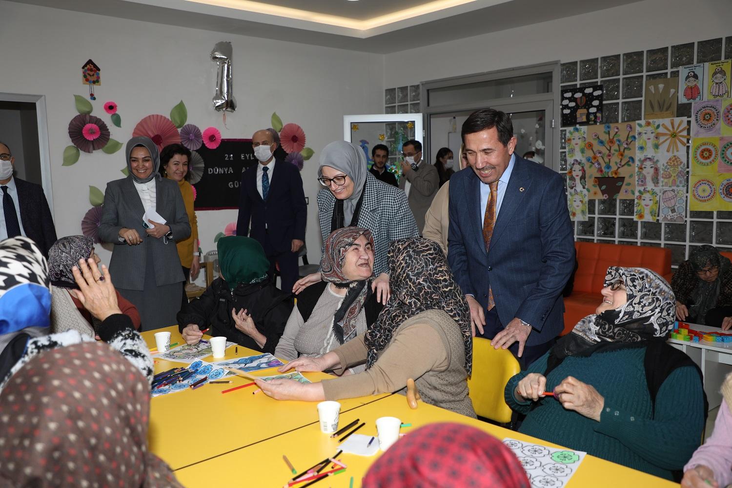 AK PARTİ GENEL BAŞKAN YARDIMCISI BELGİN UYGUR ALZHEIMER GÜNDÜZ YAŞAM MERKEZİ’Nİ ZİYARET ETTİ