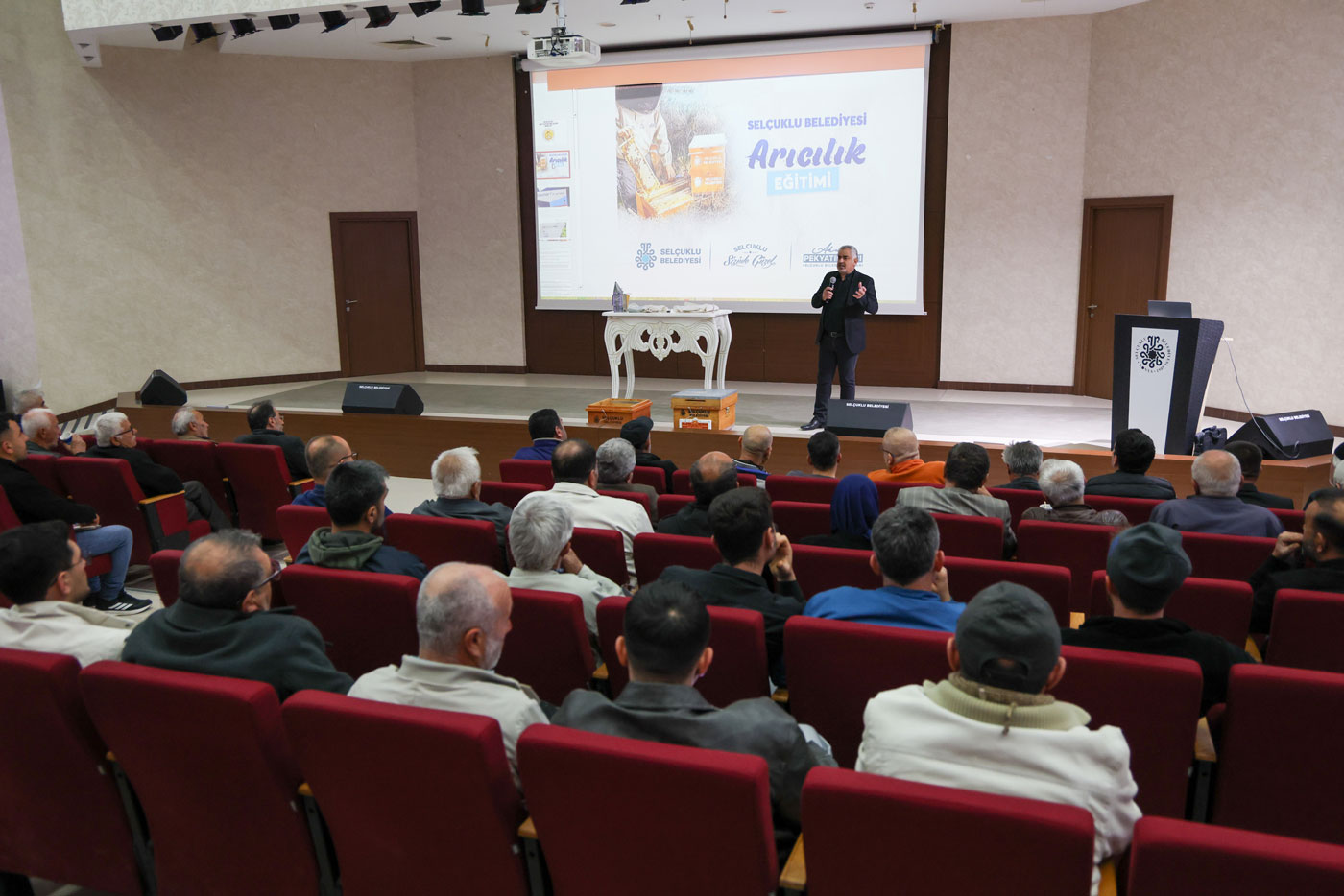 SELÇUKLU’DA ARICILIK EĞİTİMİ VE HİBE DESTEĞİ SÜRÜYOR