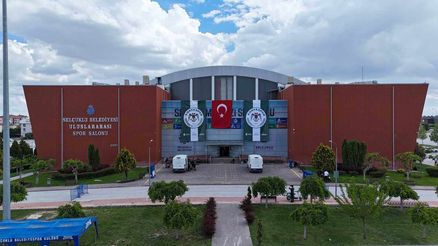 SELÇUKLU’NUN SEMBOL MEKANLARI YEŞİL BEYAZLA DONATILDI