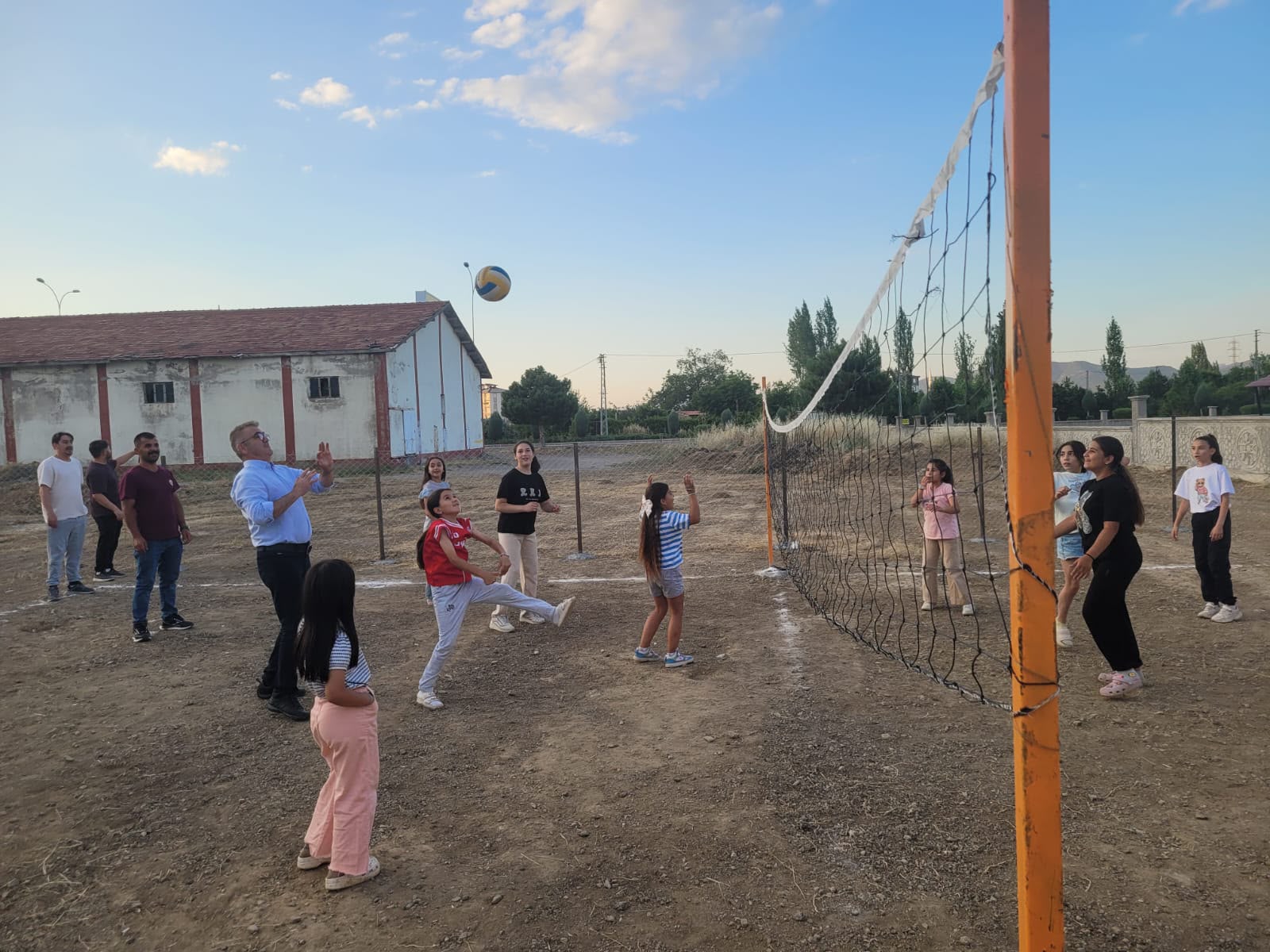   BAŞKAN USTAOĞLU, ÇOCUKLARIN SPOR SAHASI TALEBİNİ YERİNE GETİRDİ