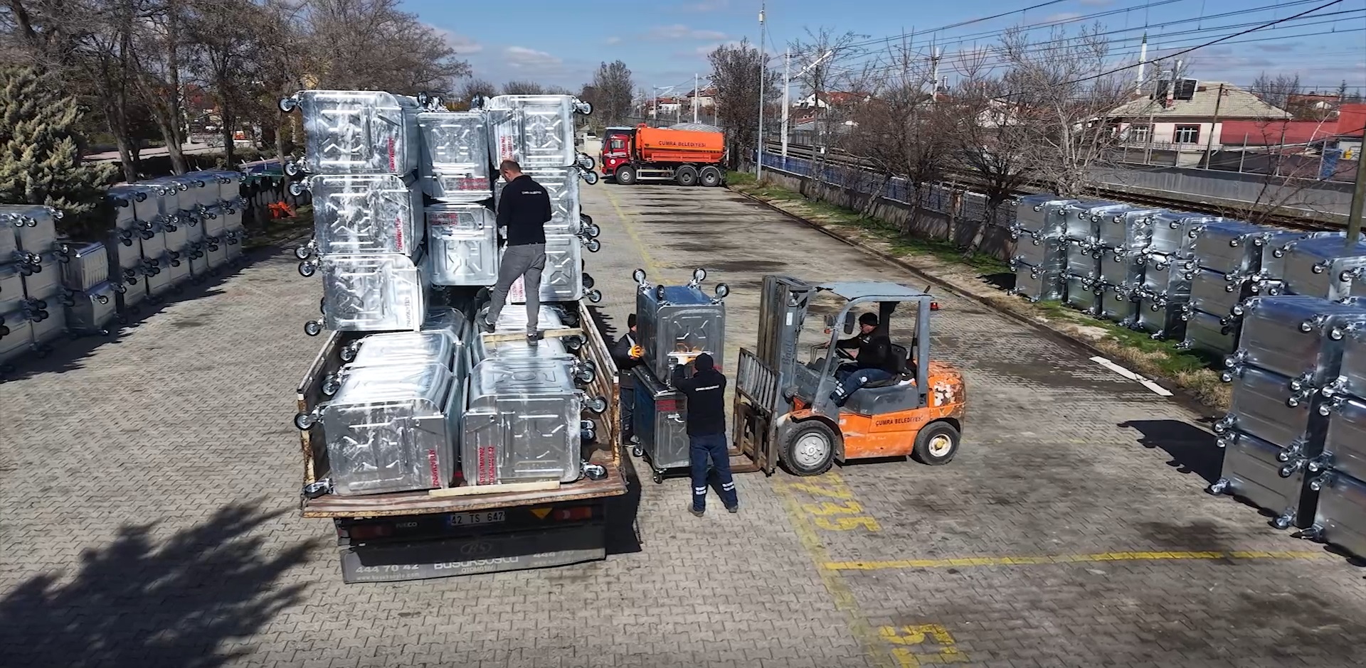 ÇUMRA’DA TEMİZLİK SEFERBERLİĞİ: 2 BİN 176 YENİ KONTEYNER HİZMETE SUNULDU