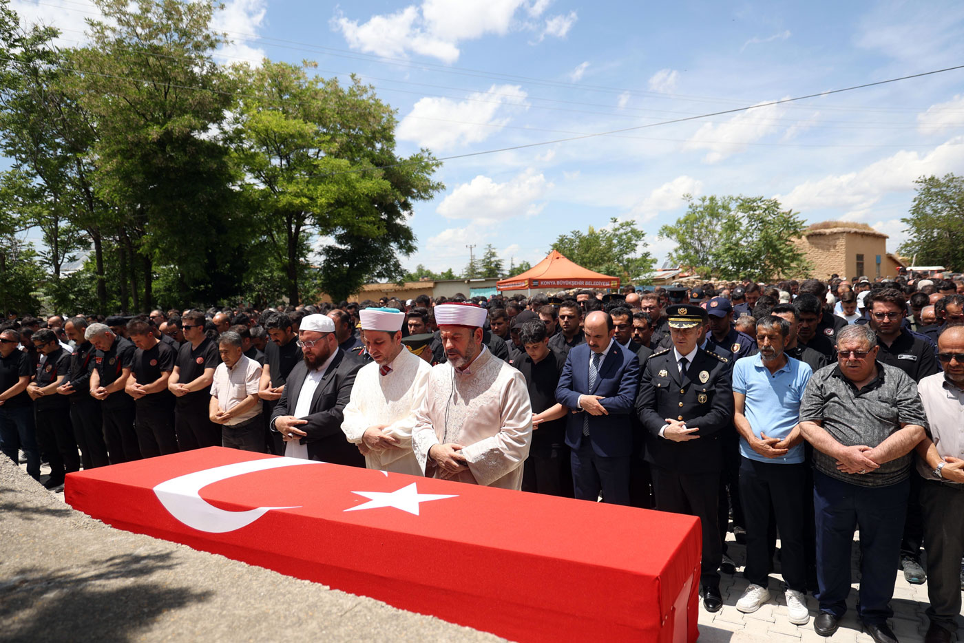 ŞEHİT İTFAİYE ERİMİZ MEHMET TEKELİ SON YOLCULUĞUNA UĞURLANDI