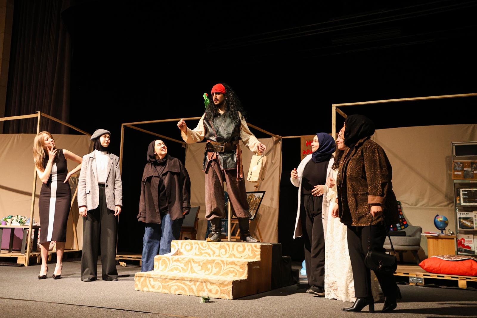 RETRO TİYATRO TOPLULUĞU “HUZUR APARTMANI” OYUNU İLE TİYATRO SAHNESİNE DAMGA VURDU