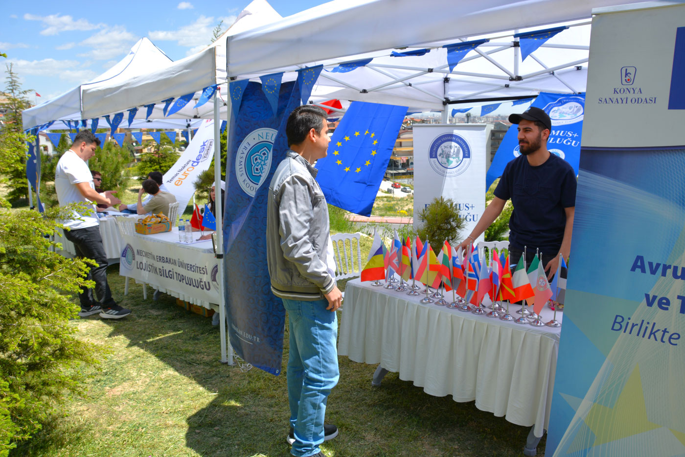 NEÜ’LÜ ÖĞRENCİLER AB FIRSATLARINI FESTİVAL HAVASINDA ÖĞRENDİ