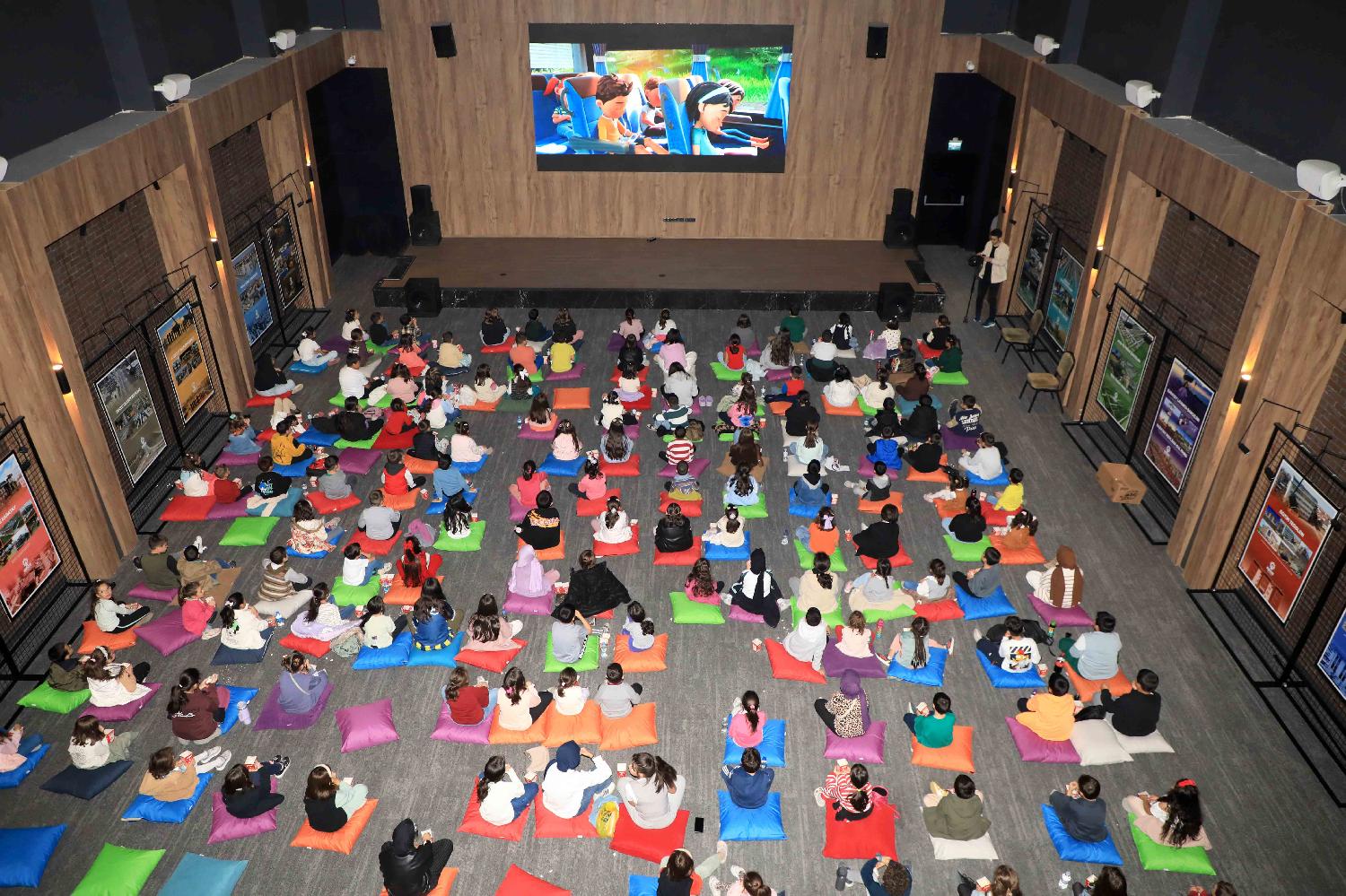 SİNEMA GÖSTERİMLERİNE YOĞUN İLGİ