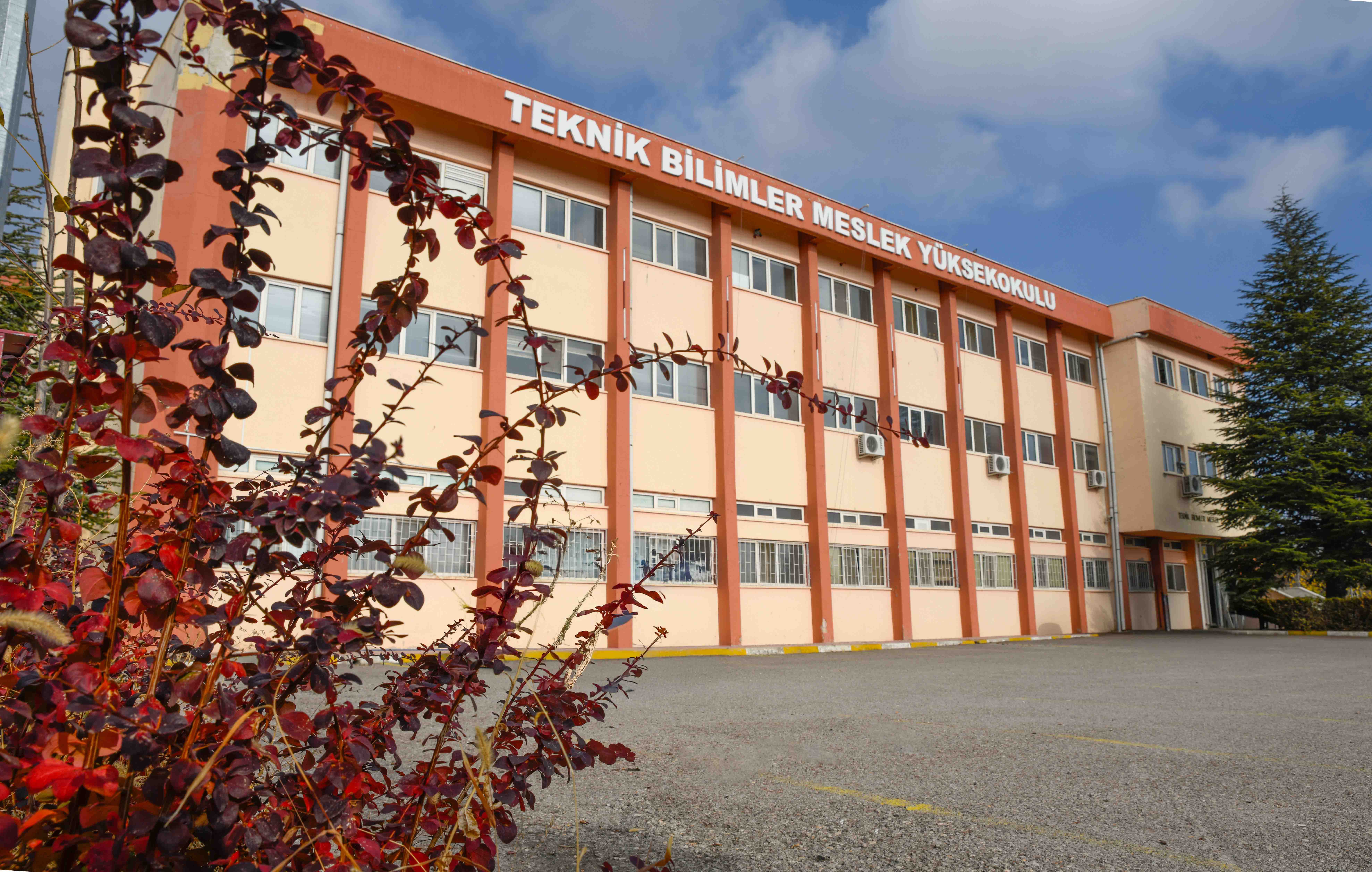  KTÜN TEKNİK BİLİMLER MYO’NUN İKİ PROGRAMI MEDEK TARAFINDAN AKREDİTE EDİLDİ