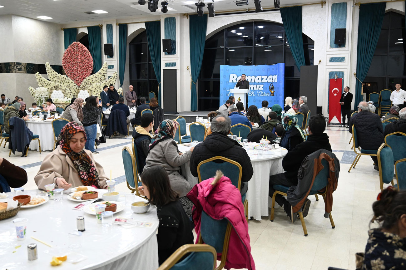 BAŞKAN USTAOĞLU, EVDE BAKIM HİZMETİ ALAN ENGELLİ BİREYLERLE BULUŞTU 